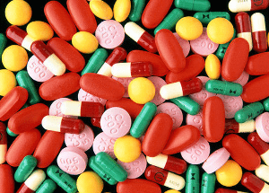 Surtido de comprimidos antibióticos orales y cápsulas